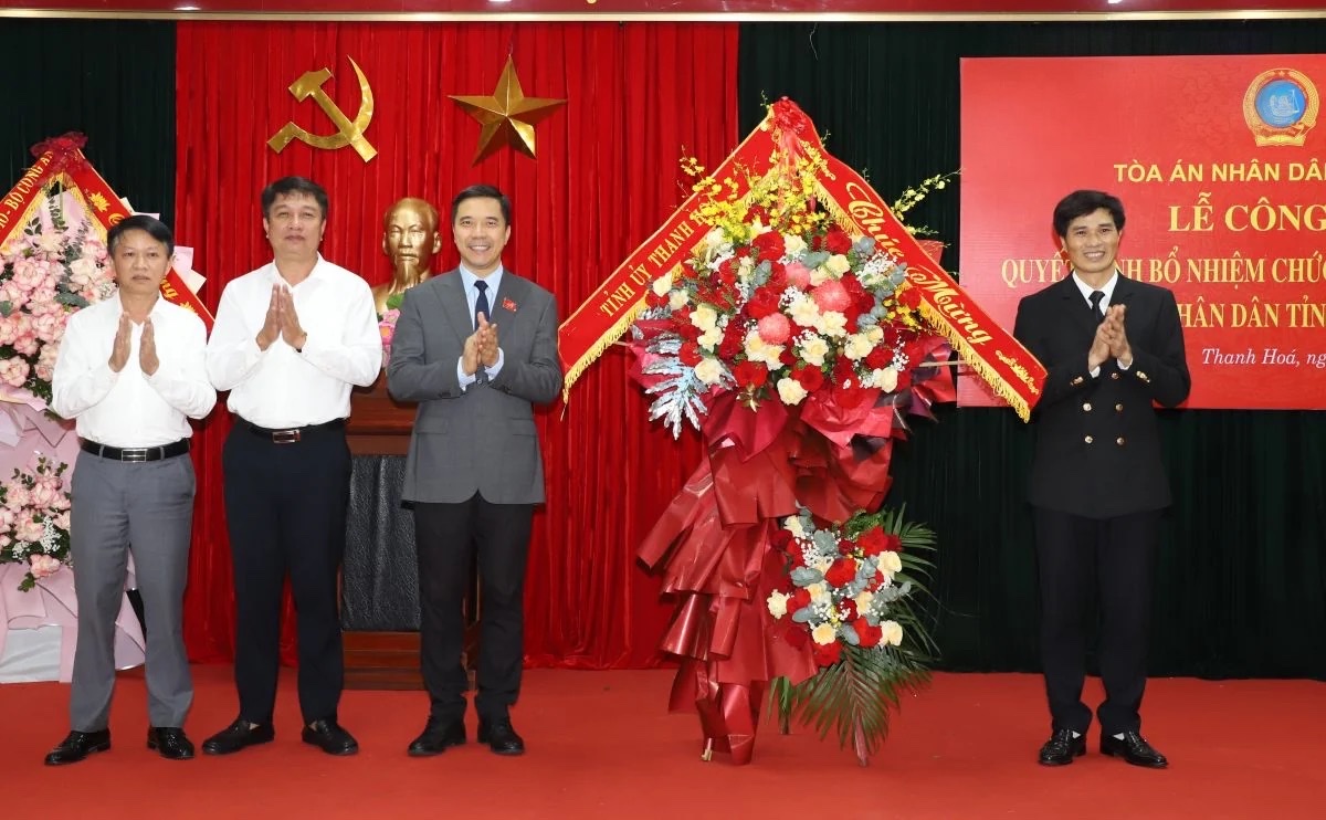 Phó Chánh án Tòa án nhân dân tối cao Nguyễn Biên Thùy trao Quyết định và tặng hoa chúc mừng đồng chí nguyễn Trọng Sơn